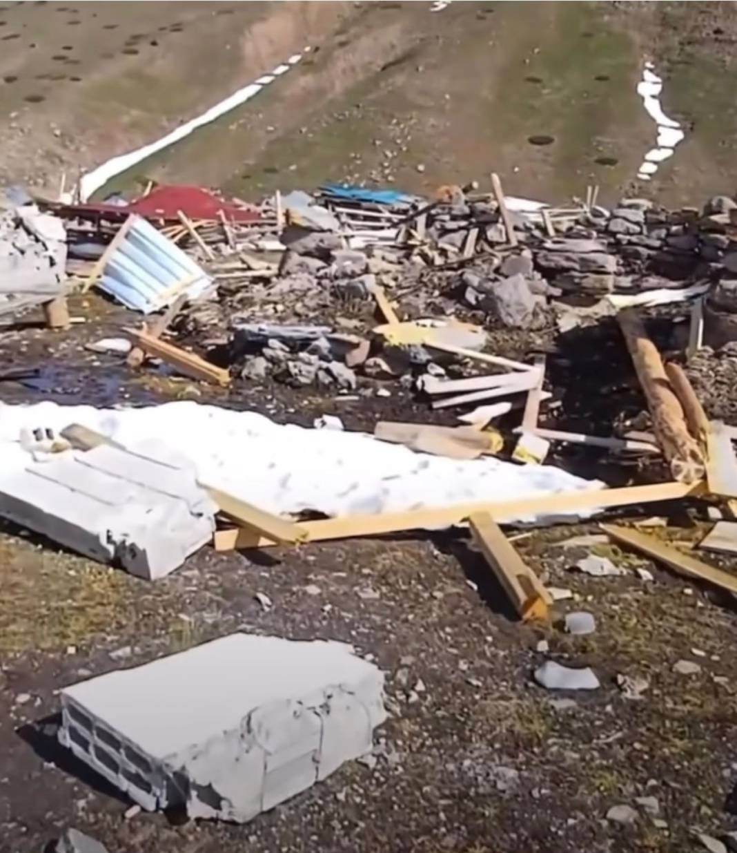 9 ev bir anda yerle bir oldu. Ne deprem ne heyelan - Resim: 5